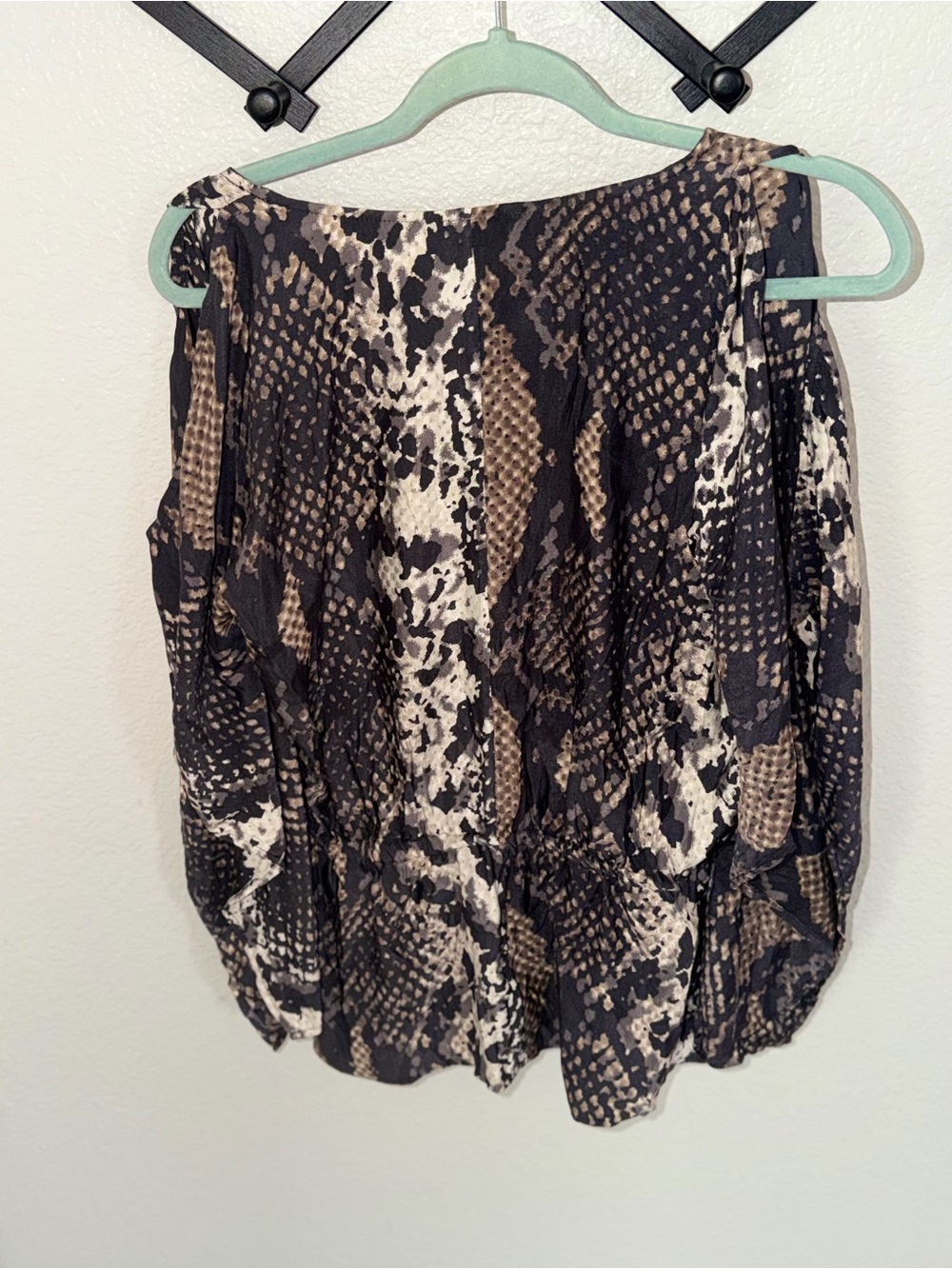Express Animal Print Sleeveless Blouse Women’s Medium V-Neck Drawstring Waist To - Picture 4 of 4